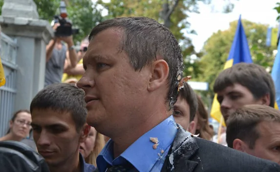 Под Радой активисты бьют яйца на головах депутатов