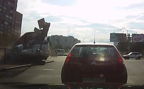 В Санкт-Петербурге автобус «съехал с катушек»
