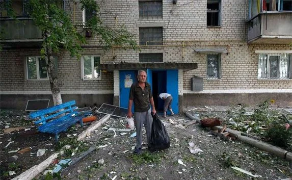 В Донецке снаряды попадают в жилые дома