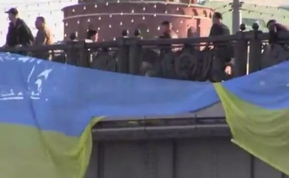 У Кремля пытались повесить украинский флаг