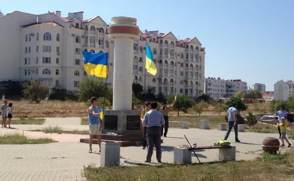 В Севастополе пикетировали тумбу памятника гетману Сагайдачному
