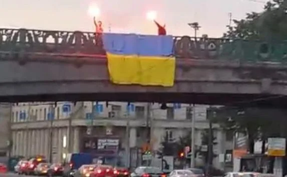 В Санкт-Петербурге на мосту вывесили украинский флаг