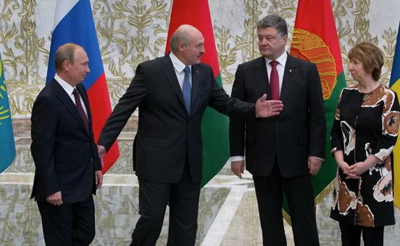 Порошенко и Путин пожали друг другу руки в Минске