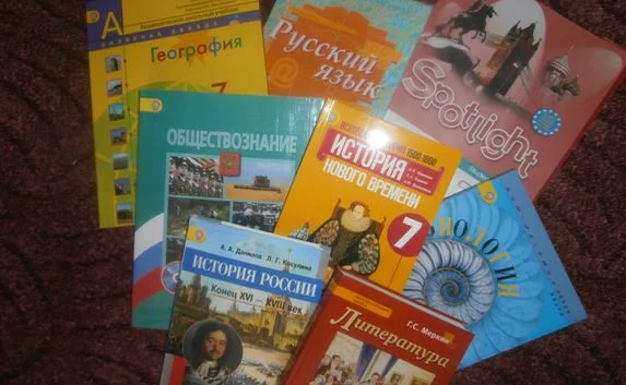 Школьники Севастополя знакомятся c российскими учебниками