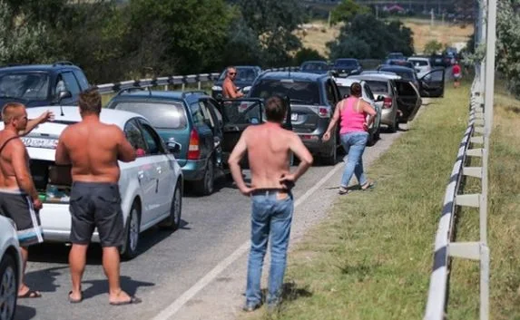 «Бархатный сезон» в Крыму собрал очередь на Керченской переправе