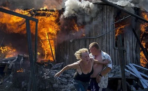 В Донецке слышны залпы и взрывы