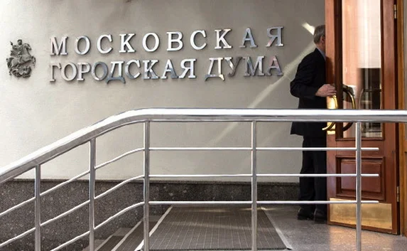 На выборах в Мосгордуму разделись три женщины
