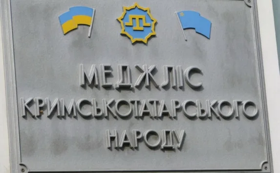 Вооружённые люди сорвали флаг Украины с Меджлиса
