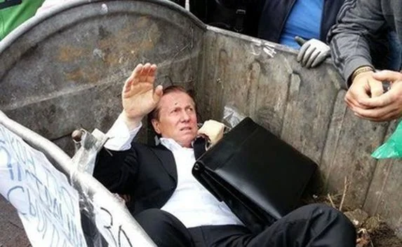 «Правый сектор» запихнул нардепа Журавского в мусорный бак