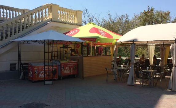 Кафе у театра и ларьки на Острякова пошли под снос