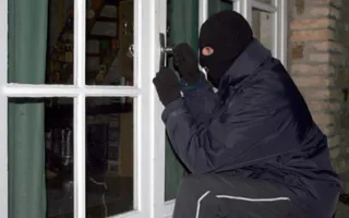 Ночной вор залез в магазин через окно