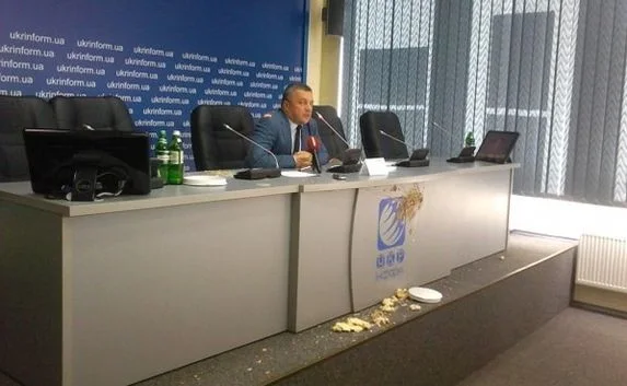 Советнику Порошенко устроили «сладкую жизнь», забросав тортами