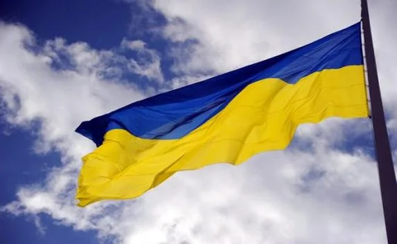 Журналисты выкрасили забор Порошенко в «жовто-блакитний»