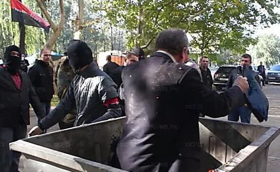 ​Украина продолжает сажать в мусорники «народных избранников»