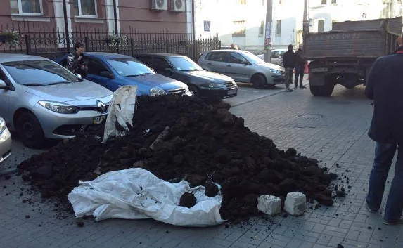 Под телеканалом Коломойского вывалили машину навоза