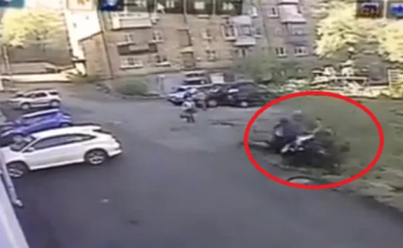 Нереальное видео: из автосалона прямо в кювет