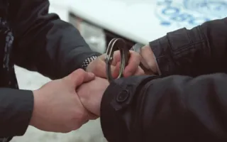 ​В Севастополе вор-рецидивист «увёл» со склада моторное масло