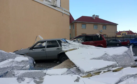 В Симферополе обшивка новостройки «замуровала» машины