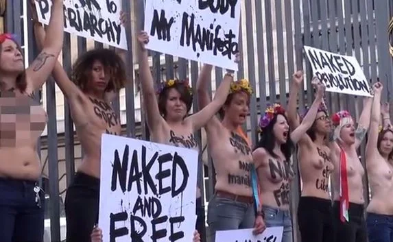 «Femen» вновь вышли топлес на улицы Парижа