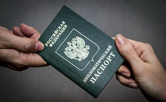От российских депутатов требуют сдачи дипломатических паспортов