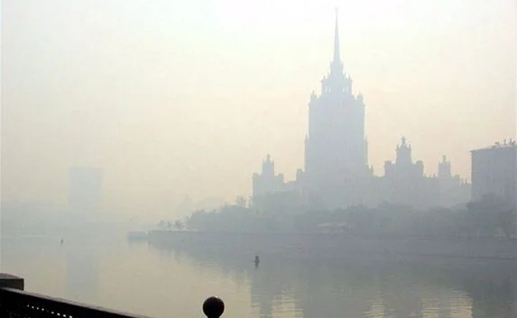 Москва погрузилась в туман с запахом сероводорода