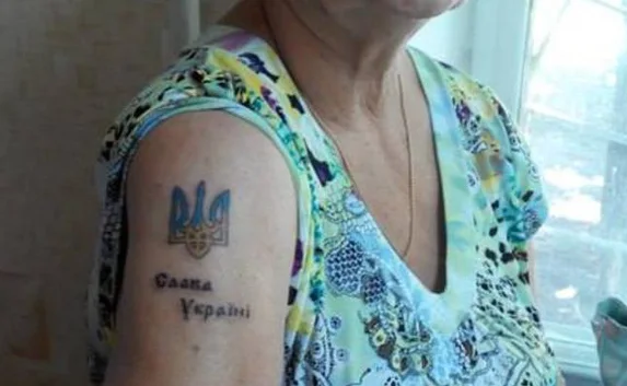 Бабуля из Запорожья «сразила» Крым наколкой «Слава Украине»