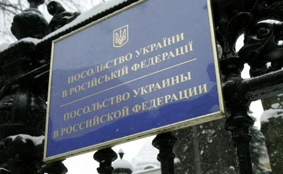 На заборе посольства Украины в Москве пыталась повеситься девушка 