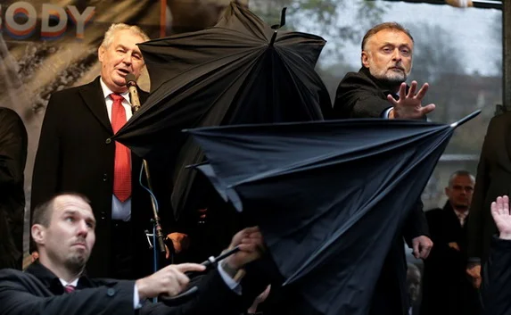 В Чехии яйцами закидали президентов пяти стран