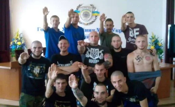 Новая милиция Украины бравирует фашистскими жестами