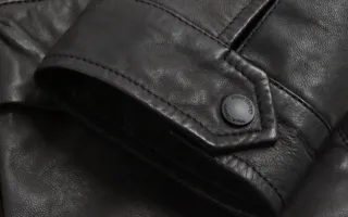 ​Полицейские вернули севастопольцу украденную куртку