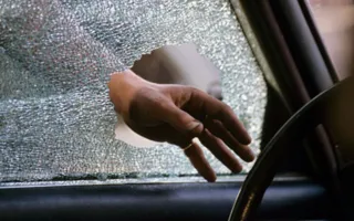 ​В Севастополе мужчина ограбил автомобиль ради десяти шоколадок