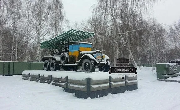 В России монумент Славы раскрасили в цвета украинского флага
