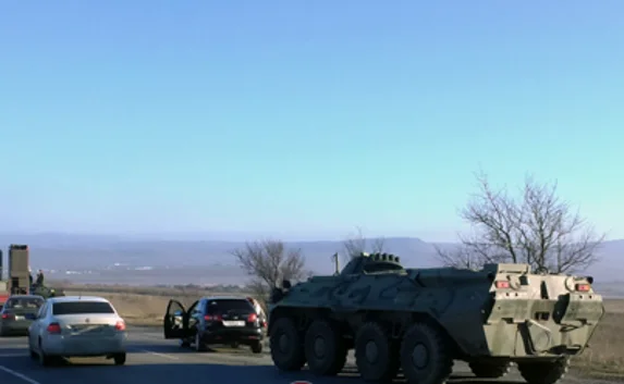 ​В Крыму боевая машина пехоты протаранила легковушку