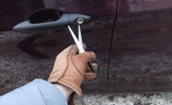 ​В Севастополе наркоман вскрыл десять автомобилей ножницами