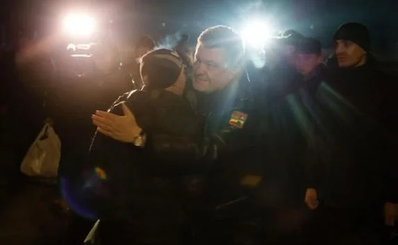 Порошенко встретил освобождённых пленников из Донбасса