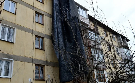 ​В Севастополе с дома ветром сорвало часть крыши