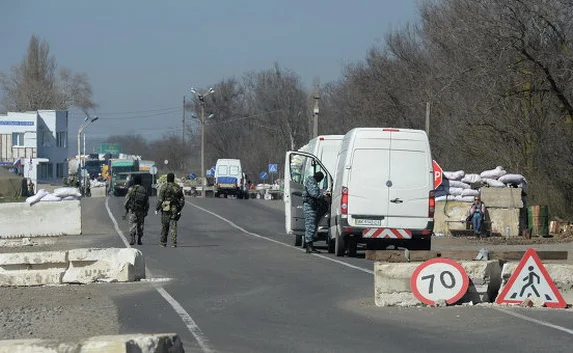 На въезде в Крым люди стоят в огромных очередях
