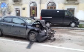 В центре Севастополя иномарка столкнулась с микроавтобусом