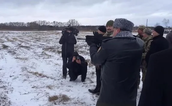 Порошенко пострелял из автомата