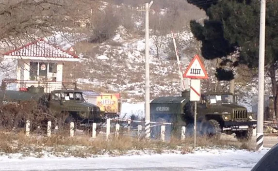 В Севастополе чуть не дошло до столкновения поезда и бензовоза