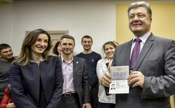 Первый биометрический паспорт в Украине получил Порошенко