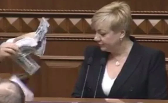 Ляшко закидал главу НБУ в Верховной Раде долларами