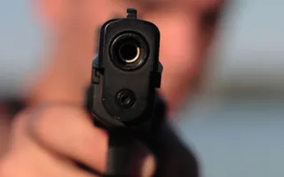В крымского депутата стреляли из пистолета в баре