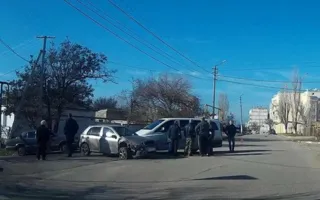 На Радиогорке микроавтобус столкнулся с «легковушкой»