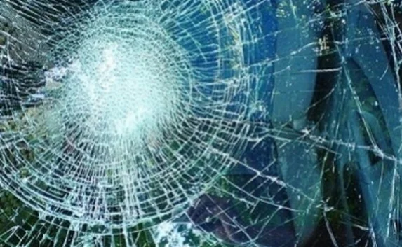 В Керчи у маршрутки на ходу вылетело стекло