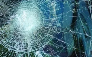 В Керчи у маршрутки на ходу вылетело стекло