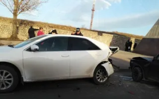 Под аркой 200-летия Севастополя ВАЗ «догнал» «Тойоту»