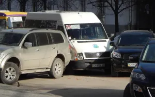 В самом центре Севастополя маршрутка врезалась в две машины