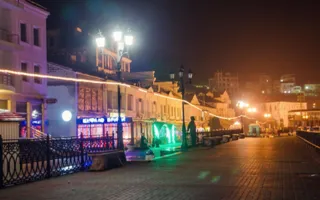 Полиция отлавливает подростков в позднее время и возвращает домой