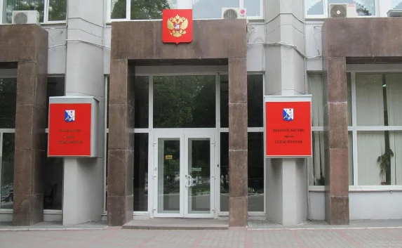 Под Домом Правительства пикетчики требуют отставки директоров школ
